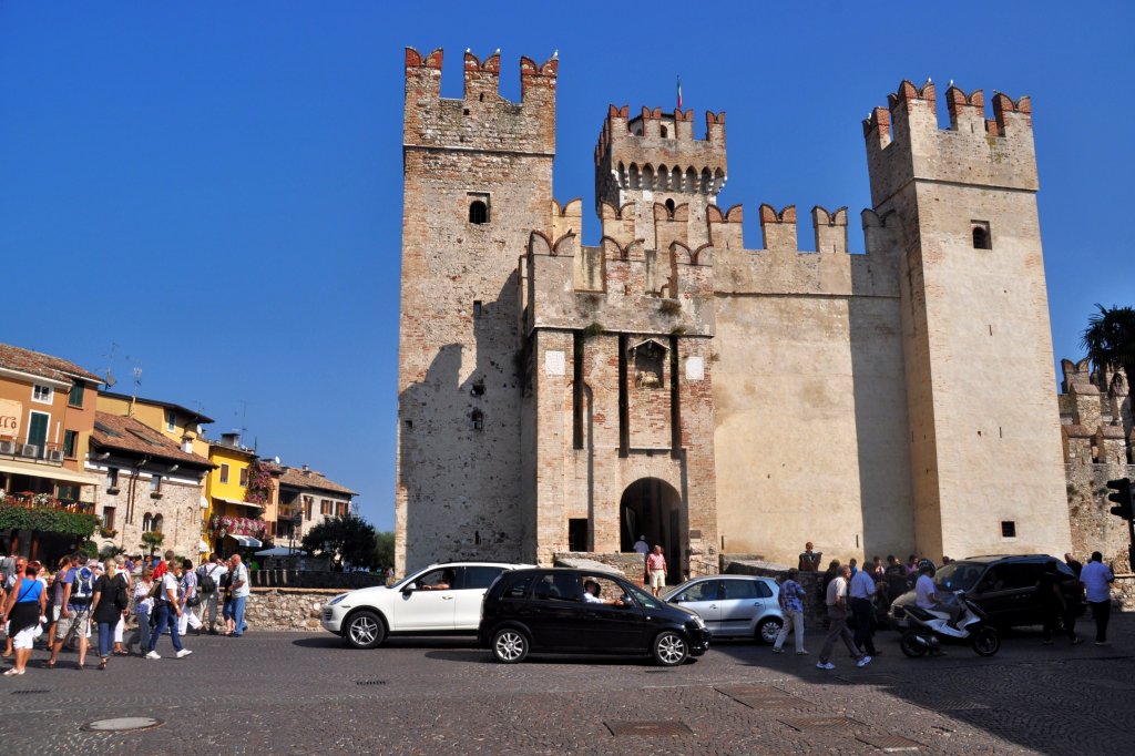 SIRMIONE (Provincia di Brescia), 30.09.2011, Eingang zur Scaligeri-Burg

