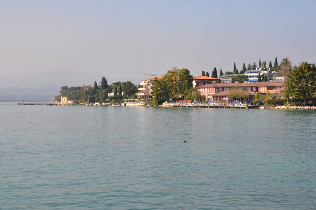 SIRMIONE (Provincia di Brescia), 30.09.2011, Blick vom See auf den Ort