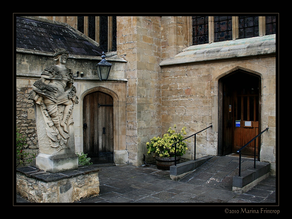 Skulptur  The Resurrection of Christ  von Laurence Tindall an der Bath Abbey, Bath - Sommerset UK. 