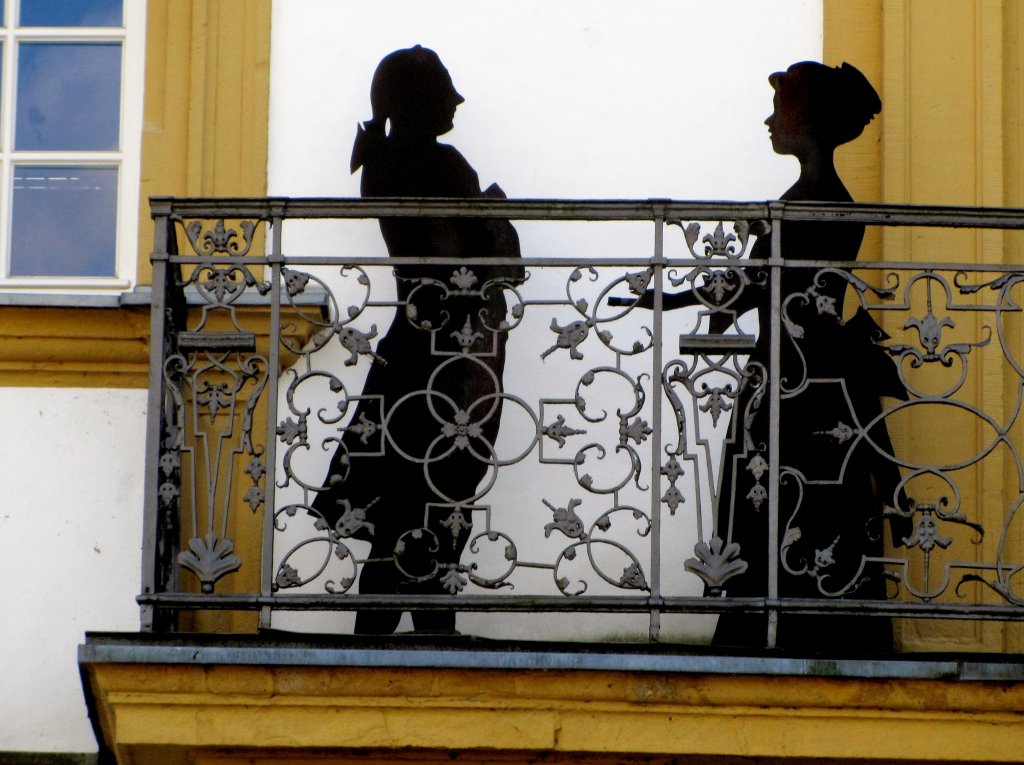 Skulpturen auf einem Balkon von Schlo Neuhaus in Paderborn, gesehen am 07.04.2013