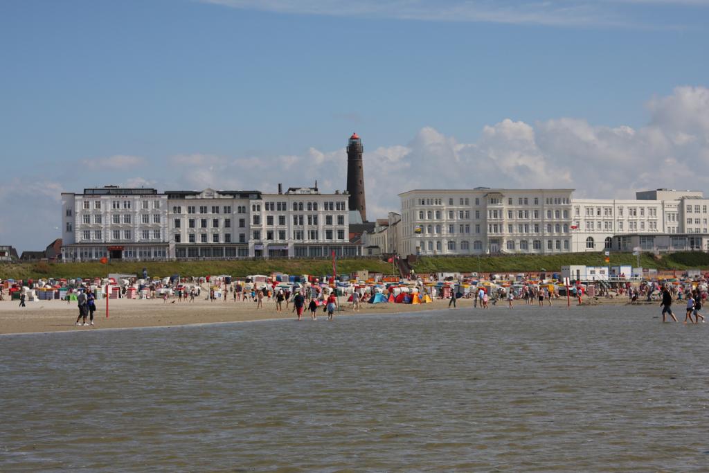 Sky Line von Borkum mit dem alles berragenden alten Leuchtturm
vom Wasser aus gesehen
am 20.08.2012.