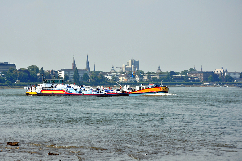 Skyline von Bonn mit Rhein und Schiffen - 26.07.2012