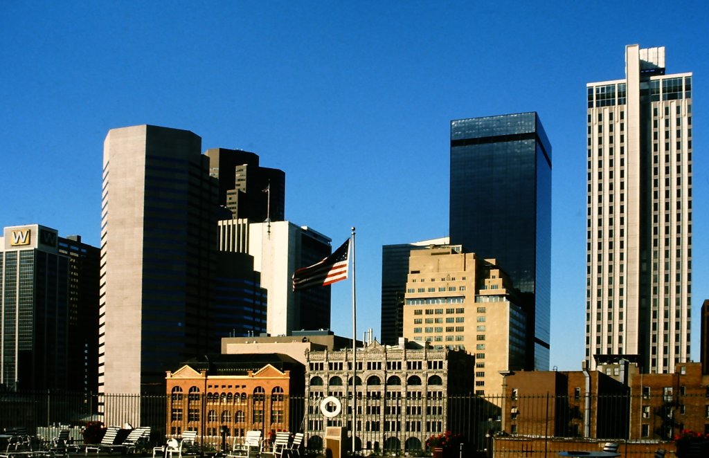 Skyline von Denver aus der Sicht von der Terrasse des Holiday Inn am 19. August 1988.