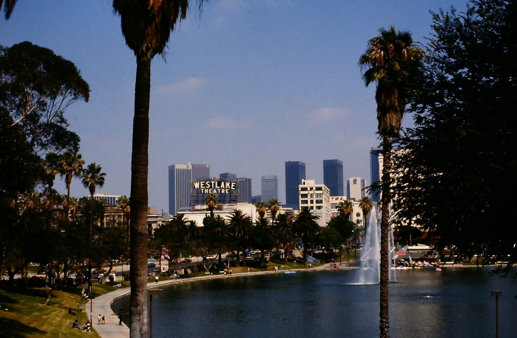 Skyline von Los Angeles vom MacArthur Park aus am 26. Juni 1987.