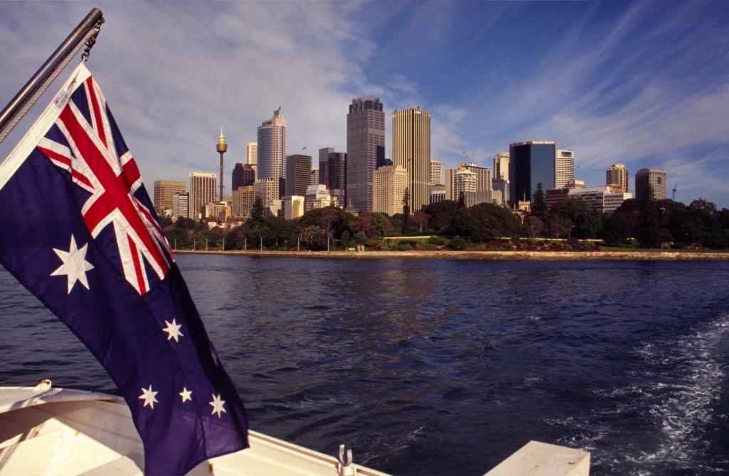 Skyline von Sydney mit dem 305 Meter hohen Sydney Tower. Der sydney Towwer wurde in den Jahren 1974 - 1981 erbaut. Die Aufnahme entstand im Mai 1994.