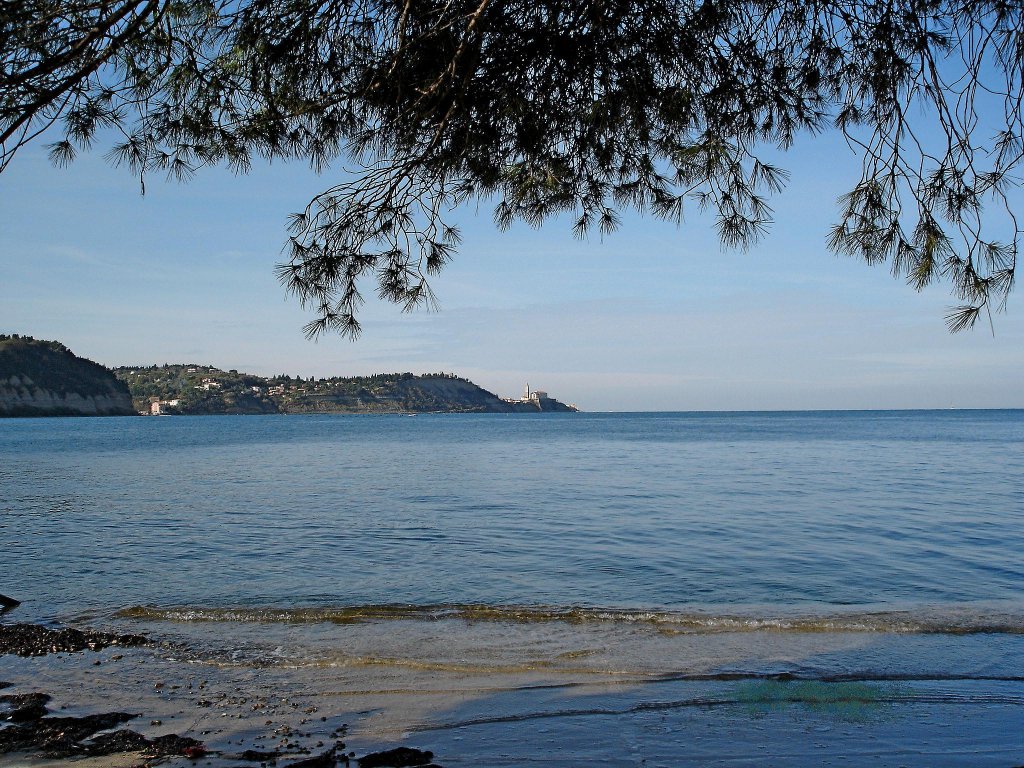 Slowenien, Blick von Stunjan ber einen Teil des Golfes von Triest zur Stadt Piran, Okt.2004 