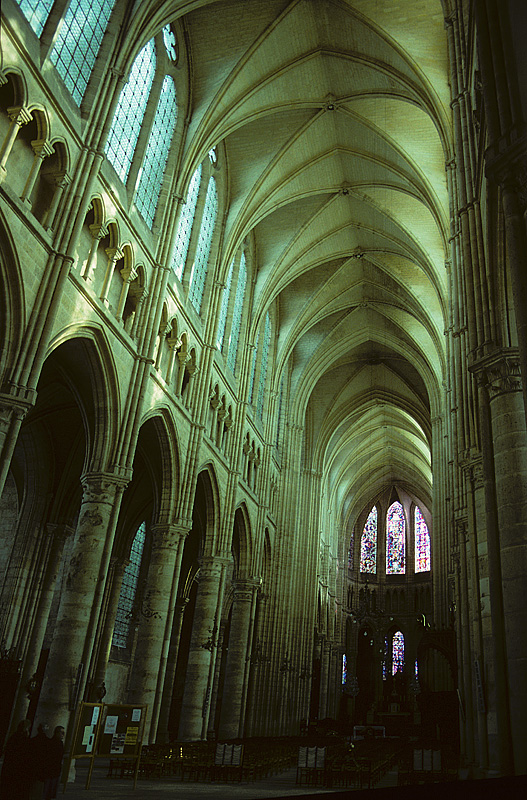Soissons, Kathedrale Saint-Gervais-et-Saint-Protais, Mittelschiff nach Osten. Bau ab 1180, Schwere Schäden während 1. Weltkrieg, Wiederaufbau. Aufnahme von Okt. 1995, HQ-Scan ab Dia.