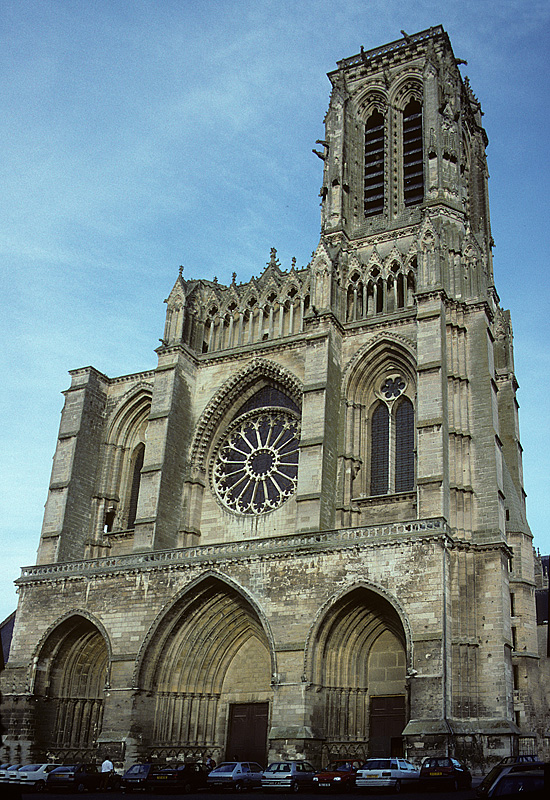 Soissons, Kathedrale Saint-Gervais-et-Saint-Protais, Westfassade. Bau ab 1180, Westfassade um 1400. Plastischer Schmuck der Portalzonen bereits 1567 whrend Hugenottenkriegen zerstrt. Schwere Schden whrend 1. Weltkrieg, Wiederaufbau. Aufnahme von Okt. 1995, HQ-Scan ab Dia.