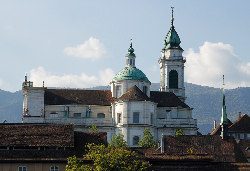 Solothurn, St. Ursenkathedrale, auch Kathedrale St. Urs und Viktor. Bedeutendes Bauwerk des Frhklassizismus in der Schweiz. Dreikonchenbasilika mit Vierungskuppel, 1762 von Gaetano Matteo Pisoni von Ascona begonnen und 1773 von seinem Neffen Paolo Antonio Pisoni vollendet. Nach Vorbild rm. Kirchen aus der Zeit um 1600. Nordturm rechts 66 m hoch, Hochbarock. 1828 zur Bischofskirche des nach Solothurn umgezogenen Bistums Basel erhoben. Aufnahme von Sden, 23. Mai 2010, 18:14