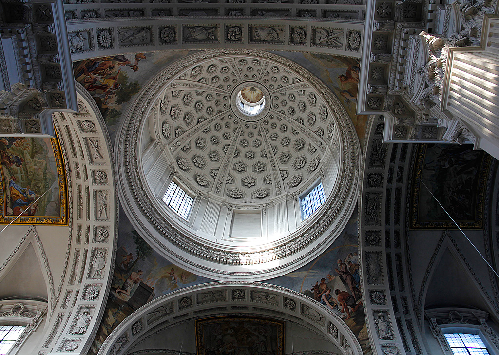 Solothurn, St. Ursenkathedrale. Blick in die Vierungskuppel. Frhklassizistisch. Aufnahme vom 23. Mai 2010, 19:05