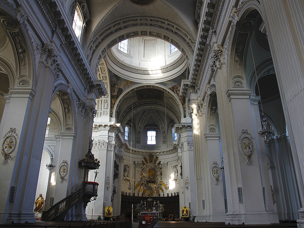 Solothurn, St. Ursenkathedrale. Mittelschiff nach Osten mit Vierungskuppel und Chor. Schwere Pfeiler mit gestaffelten Pilastern tragen das weit ausladende Geblk. Frhklassizistisch. Aufnahme vom 23. Mai 2010, 19:08