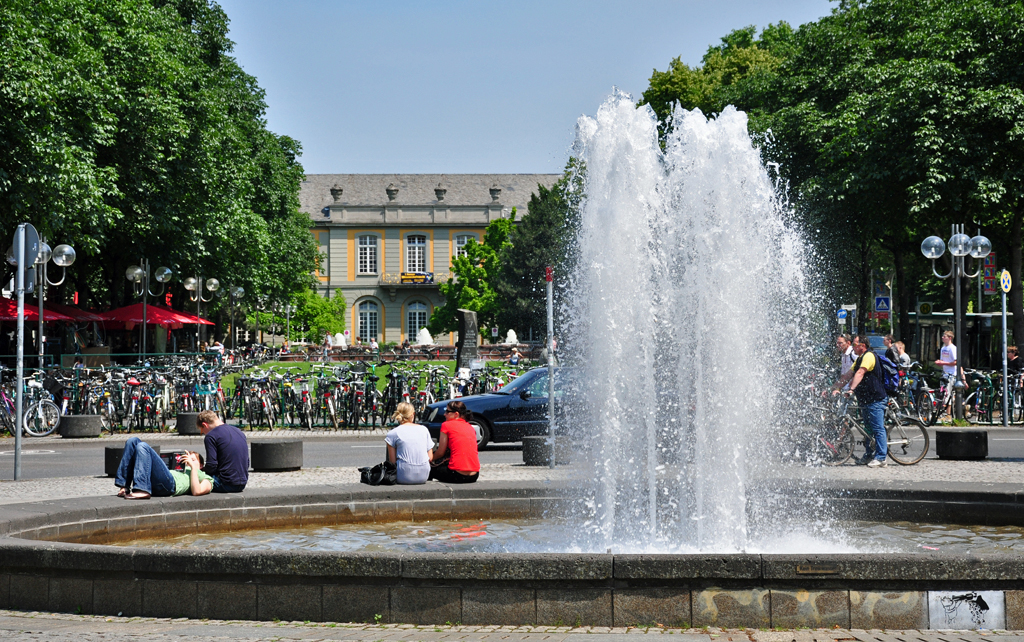 Sommerfeeling in Bonn. Im Vordergrund der Brunnen am Kaiserplatz, im Hintergrund die Uni - 23.06.2010