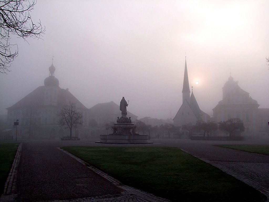 Sonnenaufgang am Kapellplatz in Alttting;110329