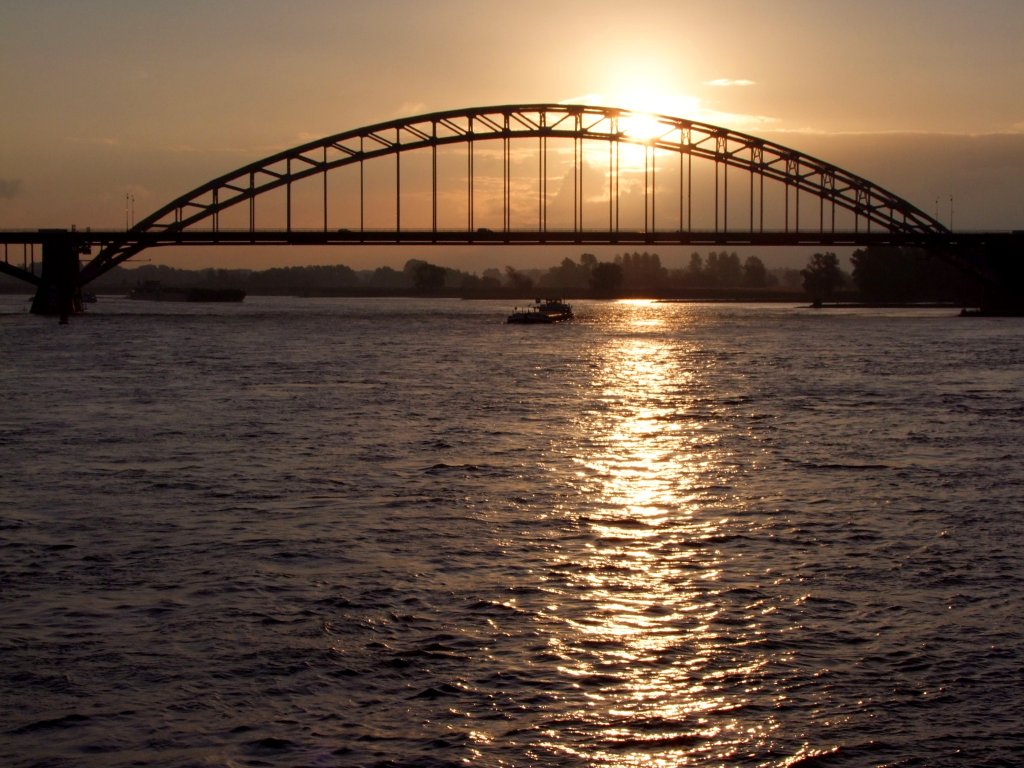Sonnenaufgang ber der Waalbrug bei Nijmegen;100829