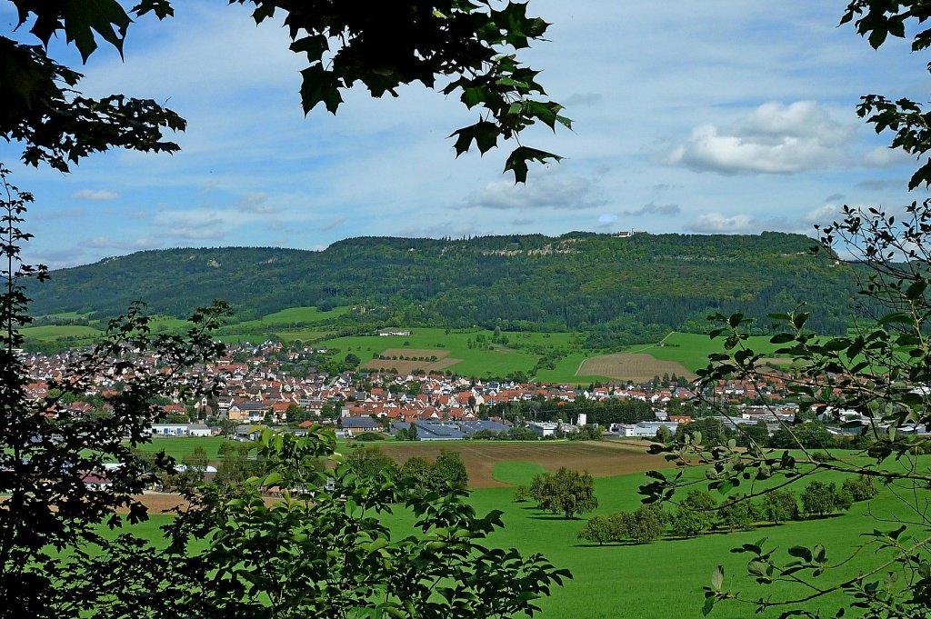 Spaichingen, Blick auf die 12.000 Einwohner zhlende Stadt und den 983m hohen Dreifaltigkeitsberg mit der Wallfahrtskirche, Sept.2011