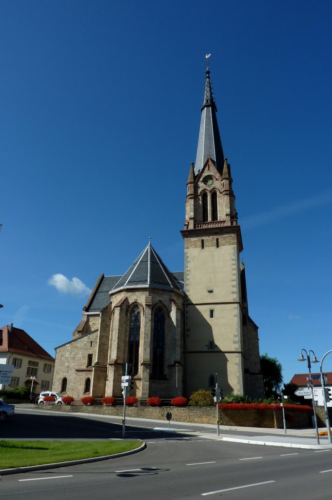 Spaichingen, die katholische Stadtpfarrkirche St.Peter und Paul, die Ostseite der 1898-1900 erbauten neugotischen Kirche, Sept.2011
