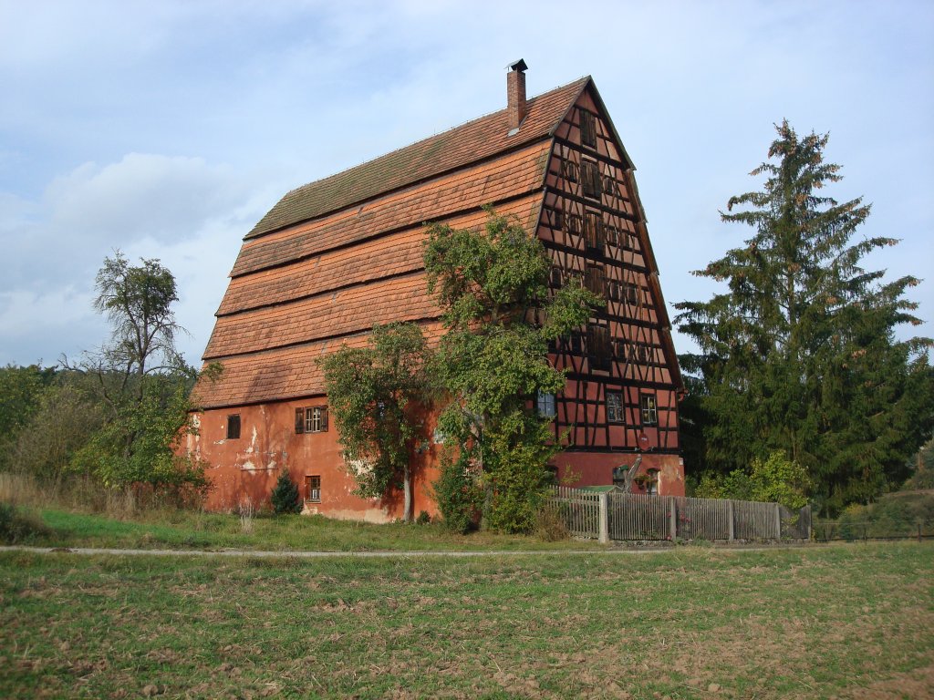 Spalt im Frnkischen Seenland,
Hopfengut  Mhlreisig ,gebrochenes Steilsatteldach
mit 6 Geschossen zum Trocknen und Lagern von Hopfen,
gebaut 1746,
Okt.2009