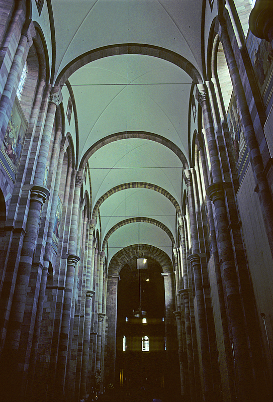 Speyer, Kaiserdom. Mittelschiff mit Rundtonnengewlbe, Blick nach Osten und Chor. Bau ab etwa 1030, nach Zerstrung der Abtei Cluny die grsste erhaltene romanische Kirche der Welt. Aufnahme von Aug. 2002, HQ-Scan ab Dia.