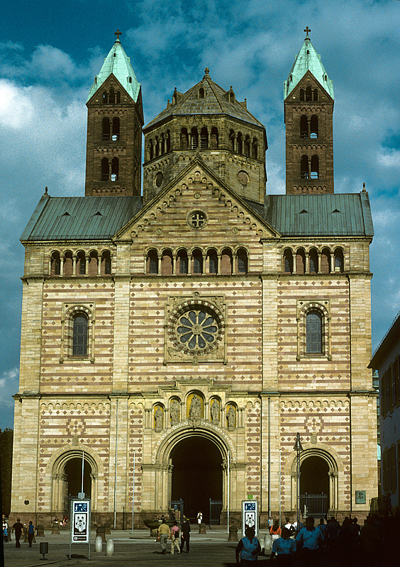 Speyer, Kaiserdom. Westwerk mit Eingangsportalen, Rosenfenster und darber oktogonalem Vierungsturm des Westchors, dahinter die beiden Westtrme. Bau ab etwa 1030, romanisch. Aufnahme von Aug. 2002, HQ-Scan ab Dia.