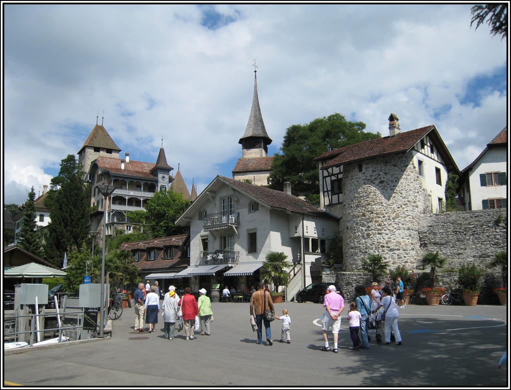 Spiez am 18.07.2010. Im Hintergrund Teile der Schloanlage.