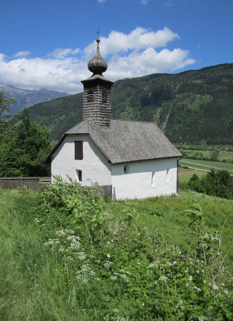 Spittal an der Drau, St. Ruprecht Kirche in Obergottesfeld, erbaut 1166, kleiner 
romanischer Bau mit Halbkreisapsis (18.05.2013)