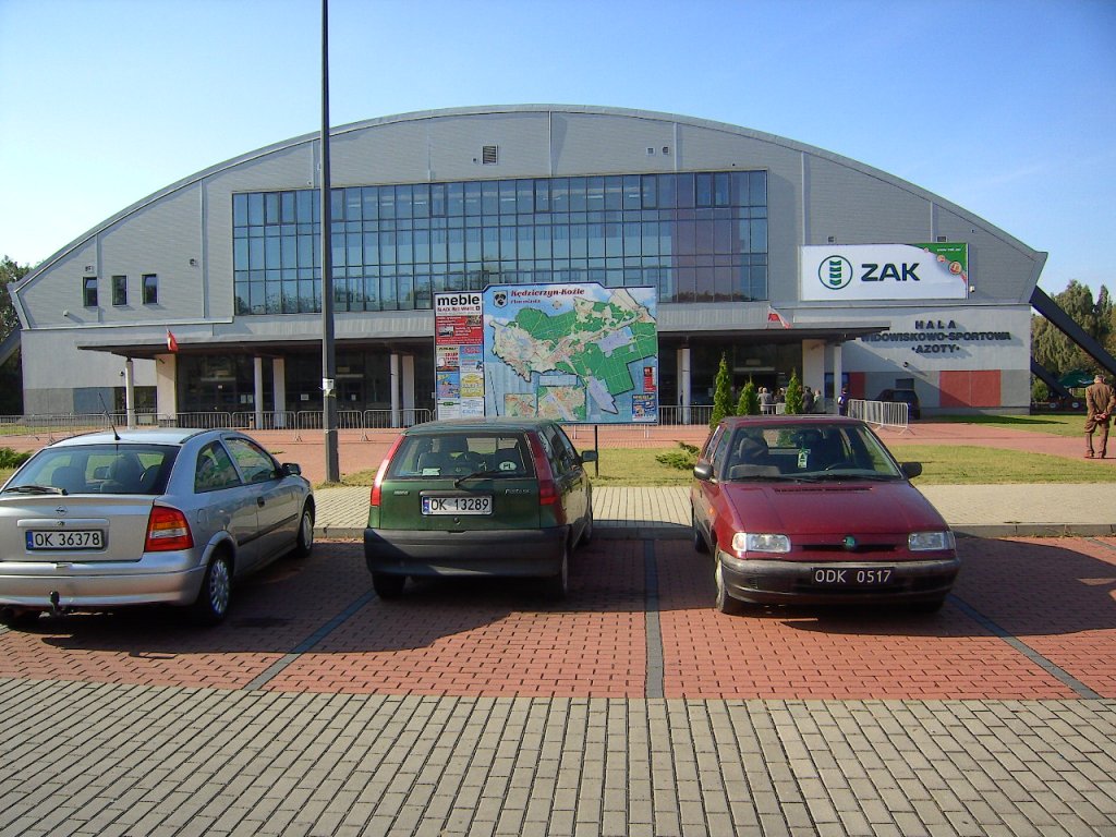 Sporthalle des europischen Volleyballspitzenklubs ZAKSA Kandrzin-Cosel (Kedzierzyn-Kozle) im Sommer 2010 im Ortsteil Azoty. In der Halle finden auch Konzerte statt, so z.B. 2012 auch von Marianne und Michael und den Geschwistern Hofmann.