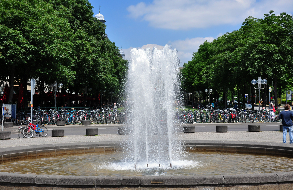 Springbrunnen in Bonn und eine Masse von Fahrrdern (zwischen Bahnhof und Uni) - 02.06.2012