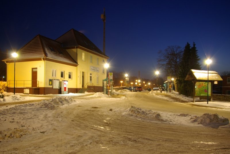 Sprtzer Bahnhofsplatz am 25.Januar.2010 im Schnee versunken. Im ehemaligen Bahnhof Sprtze (links) des Ortsteils Sprtze der Stadt Buchholz in der Nordheide ist jetzt das Heimatmuseum Vierdrfer Dnz untergebracht.


 Jan Schuur 2010