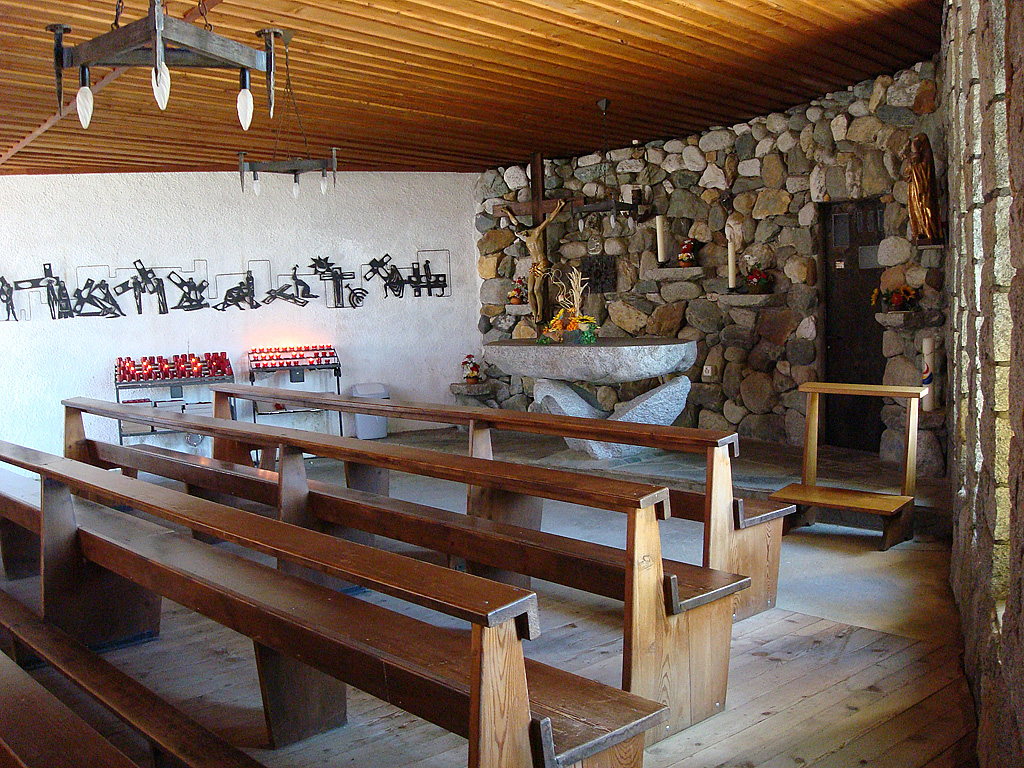 St. Christopherus-Kapelle auf dem Grimselpass, 2165 m . M. Erbaut und eingeweiht im Jahre 1961, Innenaufnahme. Plne fr die knstlerische Ausstattung von Anton Mutter, Naters. Auf Velotour, 26. Aug. 2010, 12:46