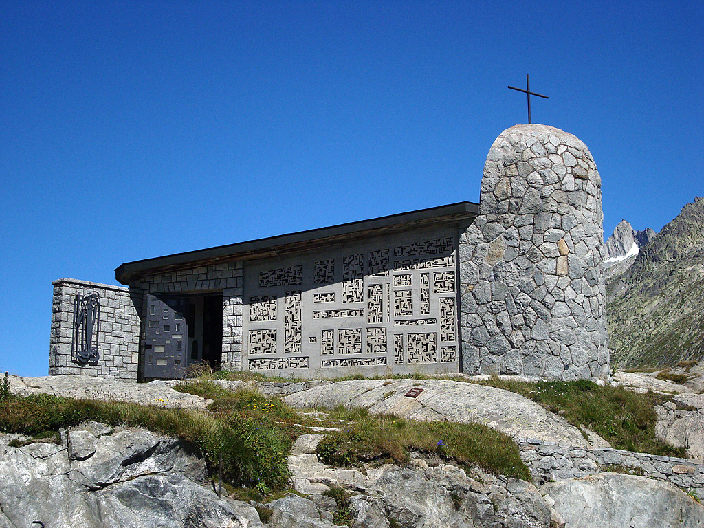 St. Christopherus-Kapelle auf dem Grimselpass, 2165 m . M. Fassade mit Eingang und Trmchen. Blick Richtung Norden. Auf Velotour, 26. Aug. 2010, 12:26