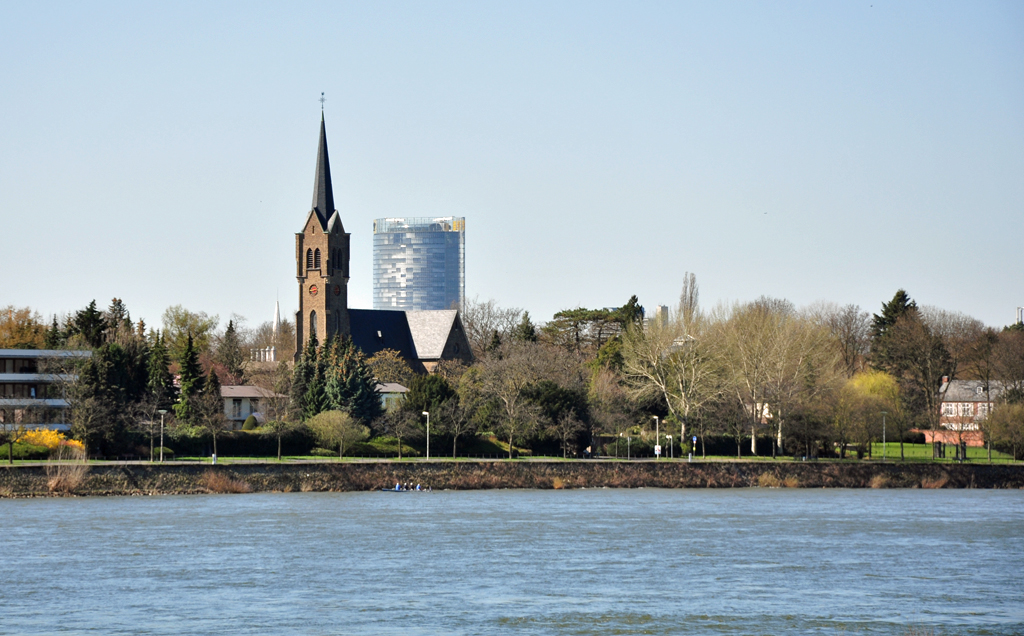 St. Evergislus-Kirche in Bonn-Plittersdorf, im Hintergrund der  Telekom-Tower  - 06.04.2010