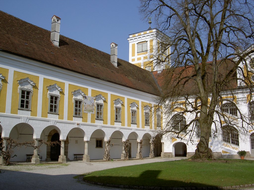 St. Florian, Innenhof von Schloss Tillysburg, Arkadengang und Stiegenhaus (21.04.2013)
