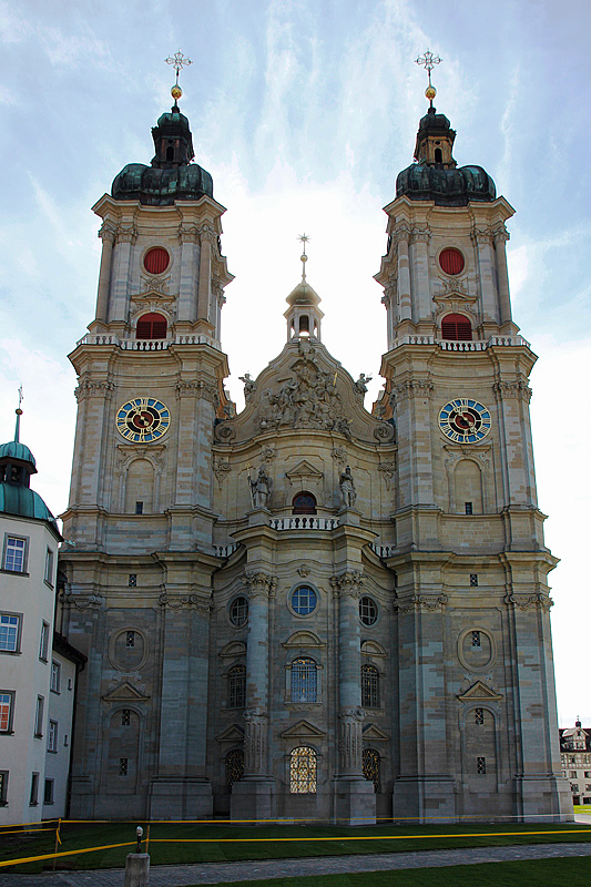 St. Gallen, Kathedrale St. Gallus und Othmar. stliche Schmalseite mit Doppelturmfassade. Konkave Turmachsen alternierend mit konvexer Mittelpartie. Barock, 1755-60. Aufnahme leider bei Gegenlicht, 25. Juli 2010, 16:58
