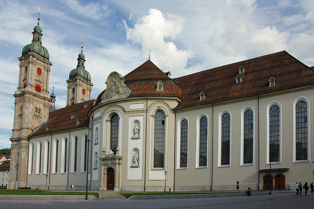 St. Gallen, Kathedrale St. Gallus und Othmar. Barocker Bau 1755-60 unter der Leitung von Peter Thumb. Langgestreckter, rechteckiger Grundriss mit eingeschobener Mittelrotunde. An der stlichen Seite Doppelturmfassade. UNESCO-Weltkulturerbe. Aufnahme von Nordwesten, 25. Juli 2010, 18:07 
