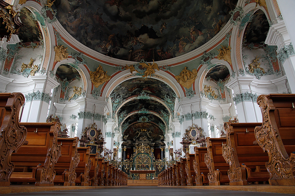 St. Gallen, Kathedrale St. Gallus und Othmar. Innenaufnahme mit Blick in Richtung Osten und Chor. Kuppel Mittelrotunde teilweise noch sichtbar, nur etwa die Hlfte des Langhauses abgebildet. Aufnahme vom 25. Juli 2010, 17:25
