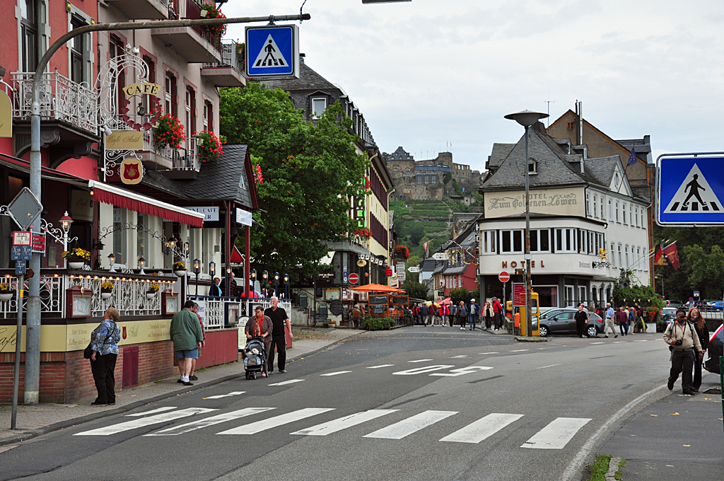 St. Goar (linksrheinisch) mit der Burg Rheinfels im Hintergrund - 14.09.2010