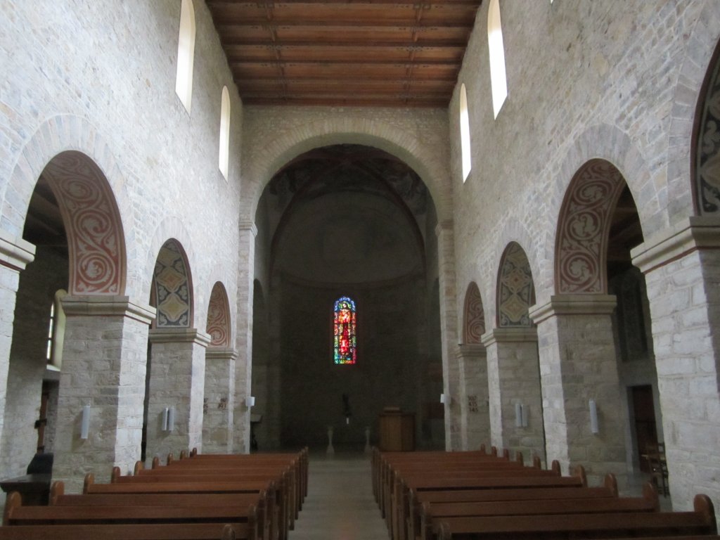 St. Imier, Kollegiatskirche St. Imier, frühromanische Pfeilerbasilika mit drei 
Apsiden, erbaut im 11. Jahrhundert (08.10.2012)