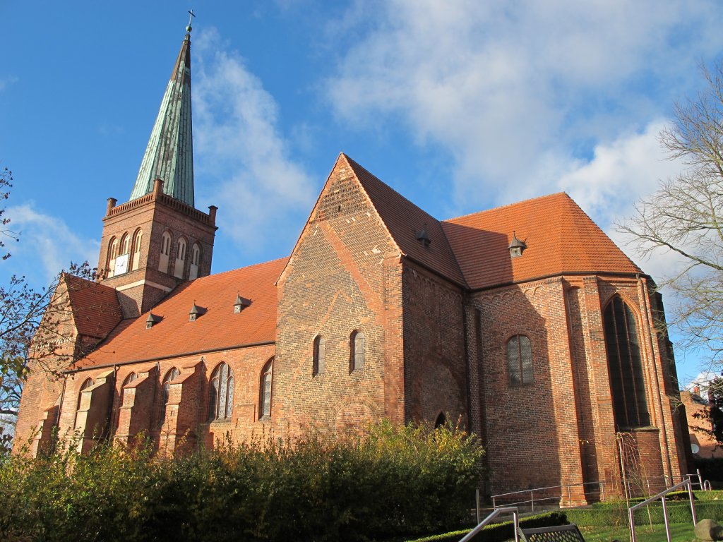 St.-Marien-Kirche zu Bergen auf Rgen, Blick von Sd-Osten auf Chor mit gotisch umbauter Apsis und sdlichem Querhausflgel; 06.112010
