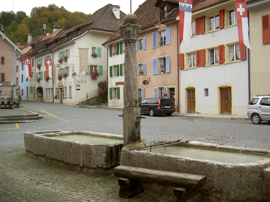 St. Ursanne, Brunnen Fontaine de la Laiterie an der Strae Rue 23. Juni (08.10.2012)