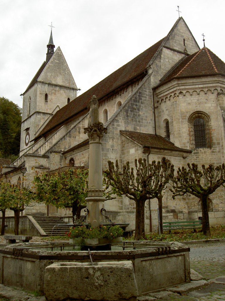 St. Ursanne, romanische Kollegiatskirche, erbaut ab dem 12. Jahrhundert mit Sdportal von 1200 (08.10.2012)