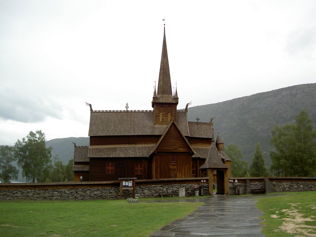 Stabkirche von Lom, erbaut ab 1158, Glockenturm von 1664, Dachkanten mit Drachenkpfen, Oppland (26.06.2013)