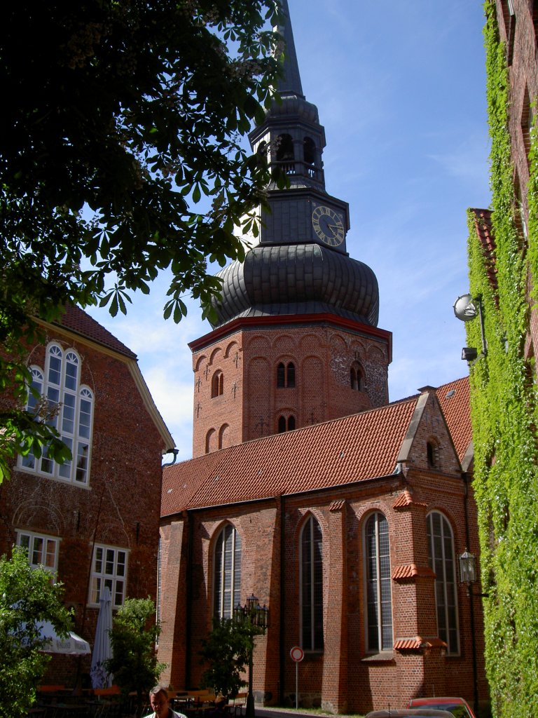 Stade, St. Cosmae Kirche, erbaut im 13. Jahrhundert im Stil der Backsteingotik 
(09.05.2011)