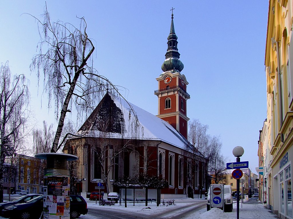 Stadtpfarrkirche  St. Peter und Paul  zu Ried im Innkreis mit seinem 73 Meter hohen Turm, welcher seit der Sturmkatastrophe von 1929 weit ber das Land ersichtlich ist.;120211