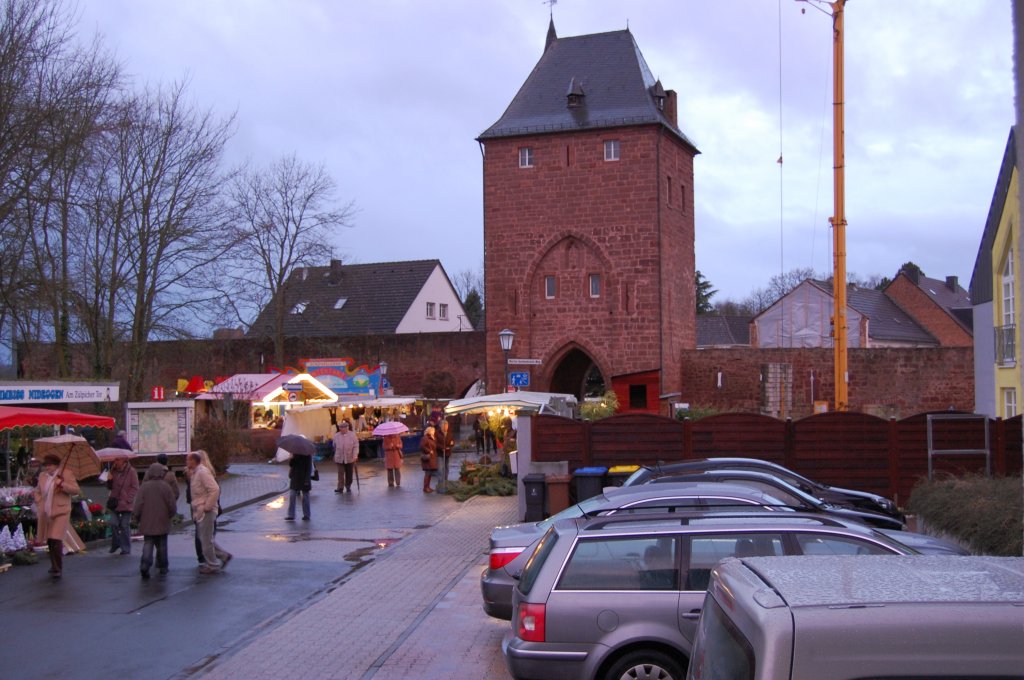 Stadttor an der Zlpicher Strae in Nideggen/Eifel, mit Nikolausmarkt. 06.12.2009