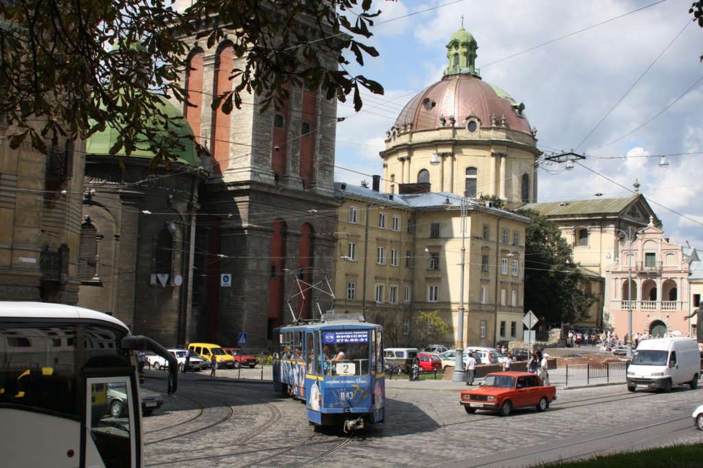 Stadttor und Kirche in Lviv (Lemberg) in der Ukraine am 30.08.2009.