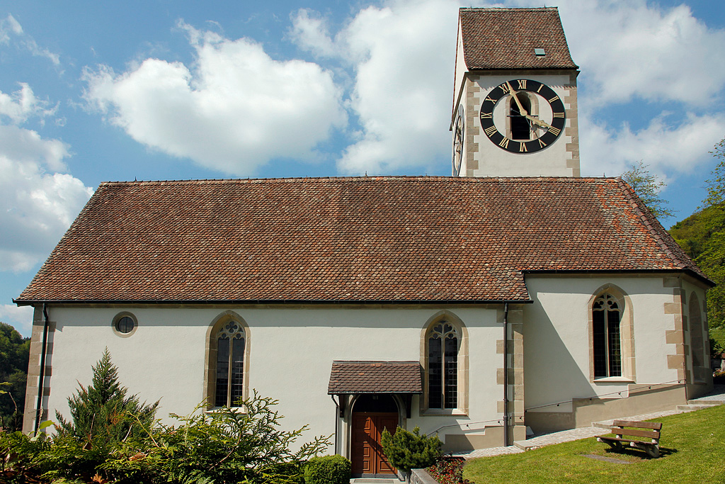 Stallikon, reformierte Kirche. 1444-48 neu erbaut anstelle der im alten Zrichkrieg abgebrannten, dem hl. Stephan geweihten Kirche von 1439. Polygonaler Chor (r.) von 1482. Nrdlicher Chorflankenturm mit runden und spitzbogigen Schallffnungen. Turmuhr nach Vorbild der Kirche St. Peter in Zrich. 22. Mai 2010, 15:57