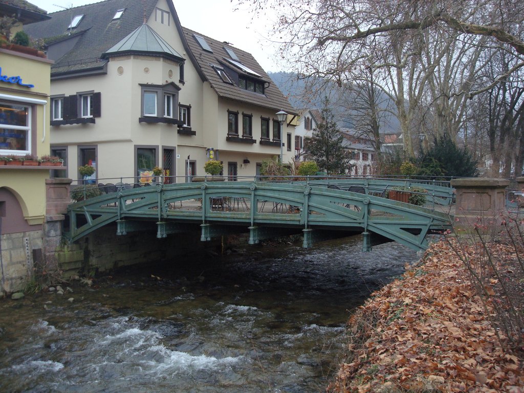 Staufen im Markgrflerland,
einzig noch erhaltene Gustahlbrcke Deutschlands,
ehemals als Eisenbahnbrcke in Mittelbaden verwendet kam sie 1871 nach einer Hochwasserkatastrophe hierher,steht unter Denkmalschutz,
Feb.2010