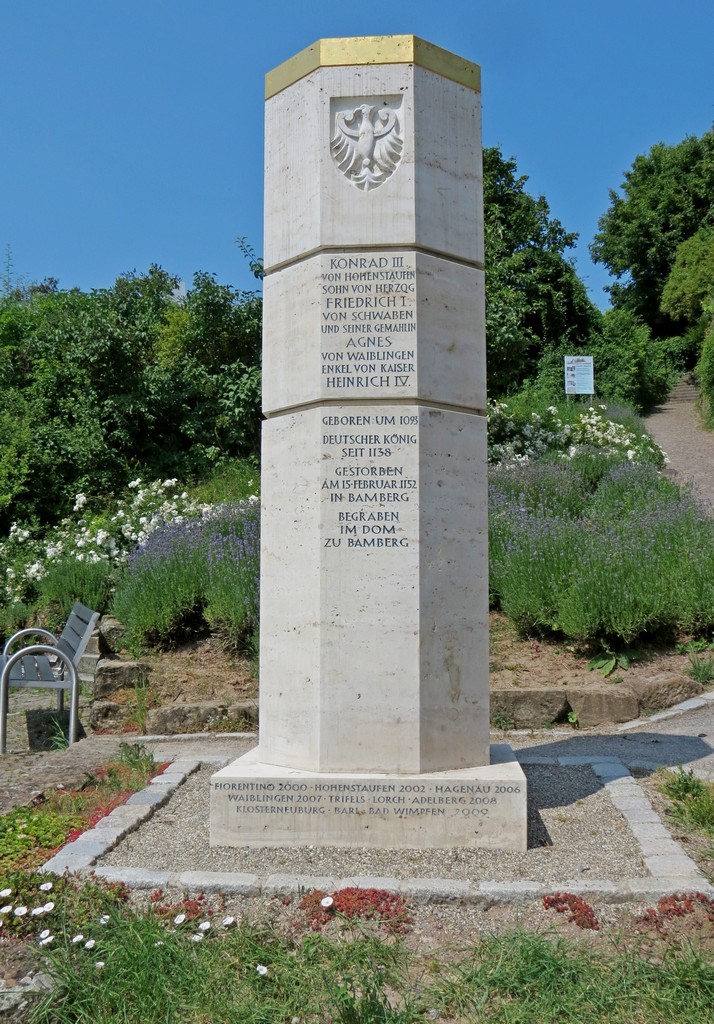 Stauferstele am Aufgang zur Burgruine Weibertreu in Weinsberg bei heilbronn am 14.07.2013

Die Stauferstelen greifen den oktagonalen Grundriss auf, den beispielsweise auch das von Friedrich II. gebaute Castel del Monte aufweist.[4] Sie bestehen aus vier Teilen (Basis, Schaftstck, Mittelstck, Kronenstck). Sie sind ab Oberkante der Basis 2,5 Meter hoch und haben bei einer Seitenlnge von 33 Zentimetern eine Breite (Abstand zwischen zwei gegenberliegenden Flchen) von 80 Zentimetern. Den oberen Abschluss bildet ein die achteckige Reichskrone symbolisierendes goldenes Band. Die Inschriften sind in der Regel auf vier der acht Seitenflchen verteilt.

Die Stele auf dem Hohenstaufen ist 88 Zentimeter breit und 2,75 Meter hoch.