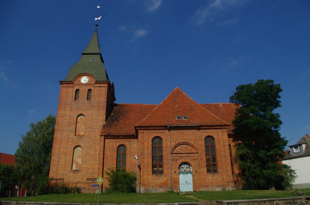 Stavenhagen, Stadtkirche, erbaut 1782, kreuzfrmiger Backsteinbau (16.09.2012)