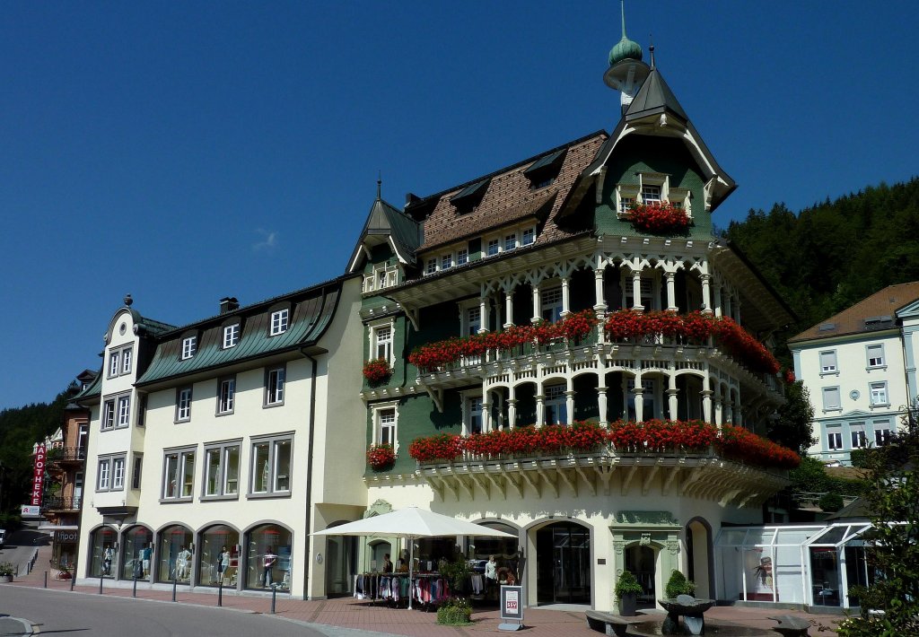 St.Blasien, 1978 wurde das ehemalige Klosterspital von 1768 mit dem Jugendstilhaus von 1906 zu einem gelungenen Ensemble verbunden, Aug.2011